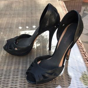 Slightly worn L.A.M.B pump sue 81/2 in black